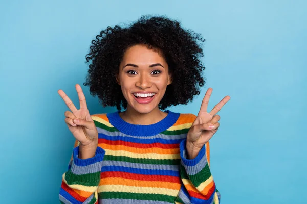 Foto Impressionato Capelli Ricci Signora Spettacolo Segno Usura Maglione Isolato — Foto Stock