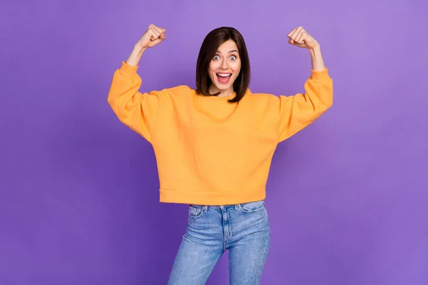 Foto Señora Llena Alegría Usar Suéter Naranja Elegante Demostrar Dos —  Fotos de Stock