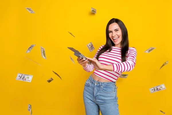 Foto Joven Atractiva Divertida Loca Agradable Dama Lanzando Dinero Celebrar — Foto de Stock