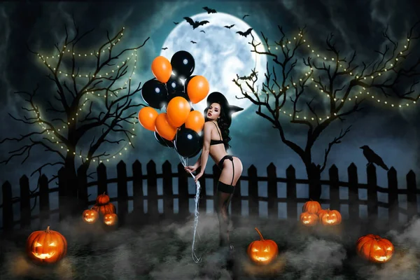 セクシーな魔女風船ハロウィンパーティー劇的な夜の背景ガーランドカボチャの装飾プロモーション広告の複合コラージュ画像 — ストック写真