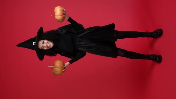 Spændt Dame Troldmand Holde Gourd Moden Forberede Halloween Lejlighed Indretning – Stock-video