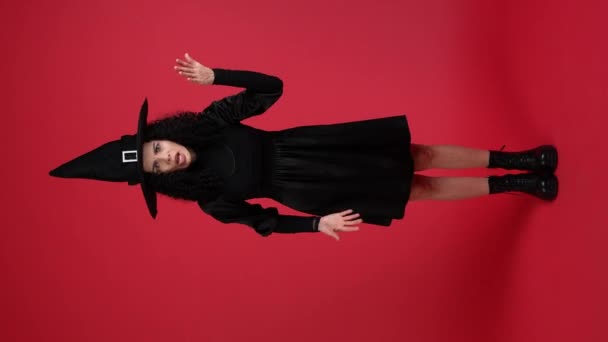 Senhora Vestido Bruxo Sentir Raiva Gritar Evento Halloween Preparar Problema Videoclipe