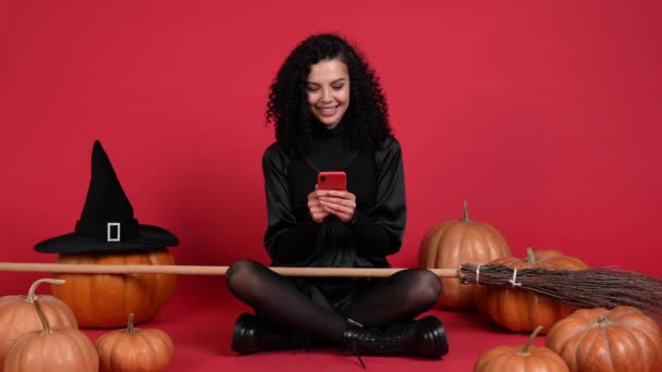 Zauberin Mit Besen Verwenden Gadget Lesen Tradition Halloween Veranstaltung Rabatte — Stockvideo