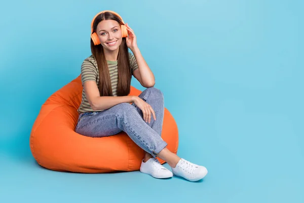 Photo Optimistic Girl Straight Hairdo Striped Shirt Hand Touch Headphones — Stock Photo, Image