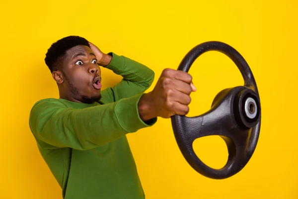 Portret Van Aantrekkelijke Verbaasd Grappige Man Met Stuurwiel Wow Reactie — Stockfoto