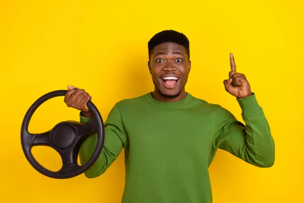 Retrato Cara Alegre Atraente Segurando Volante Apontando Para Cima Compra — Fotografia de Stock