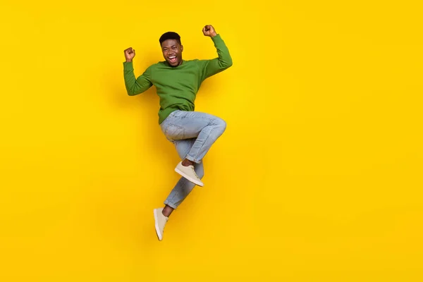 全长体形吸引人的快乐男人跳跃的景象 喜悦的成就与明亮的黄色背景相分离 — 图库照片