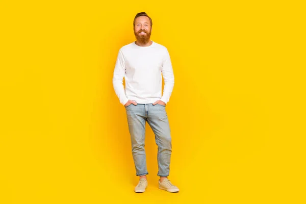 사이즈의 턱수염 남자가서 사진은 노란색 배경에 고립된 청바지 운동화를 — 스톡 사진