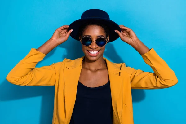 Porträtt Cool Positiv Person Armar Beröring Hatt Strålande Leende Isolerad — Stockfoto