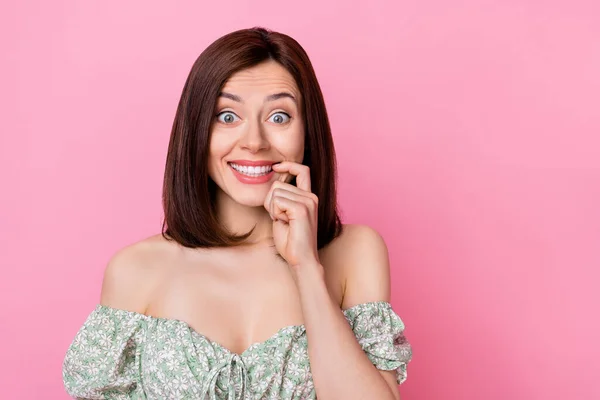 Cerca Foto Dulce Dama Encantadora Morder Uñas Diente Radiante Sonrisa —  Fotos de Stock