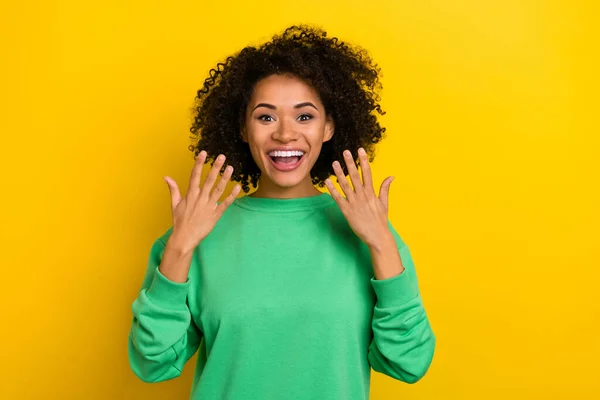 Фото Впечатленной Фанки Женщины Носить Зеленый Пуловер Улыбаясь Поднимая Руки — стоковое фото