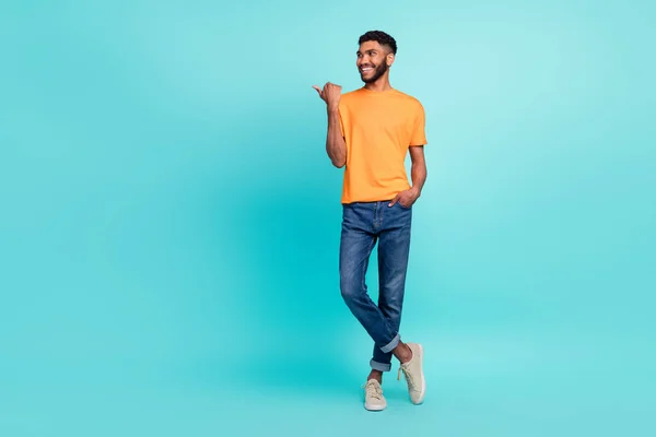 Pełna Długość Zdjęcie Atrakcyjne Marzycielski Mężczyzna Ubrany Pomarańczowy Shirt Wskazując — Zdjęcie stockowe