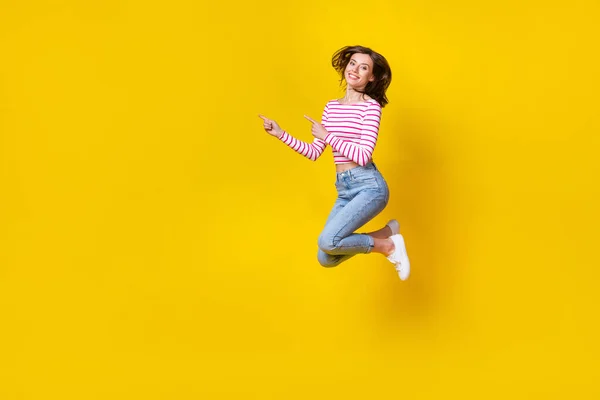 Foto Longitud Completa Las Zapatillas Deporte Positivas Los Pantalones Vaqueros —  Fotos de Stock