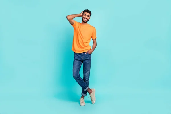 Lunghezza Completa Foto Sognante Dolce Uomo Vestito Arancione Shirt Sorridente — Foto Stock