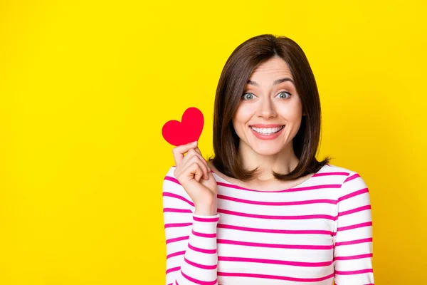 Foto Positivo Doce Alegre Braço Menina Segurar Pequeno Cartão Papel — Fotografia de Stock