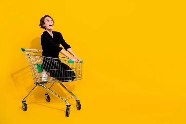 Foto Señora Divertida Impresionada Usar Camisa Negra Montar Bandeja Compras — Foto de Stock