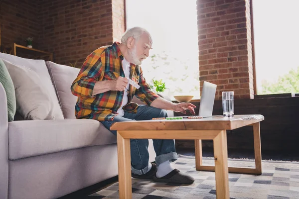 Foto Deprimerad Ledsen Pensionerad Man Klädd Rutig Skjorta Sittande Soffa — Stockfoto