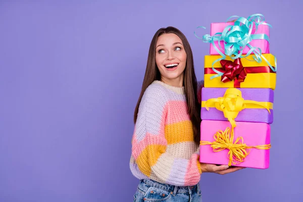 Foto Chica Alegre Emocionada Mantenga Pila Giftbox Mirada Interesada Espacio —  Fotos de Stock