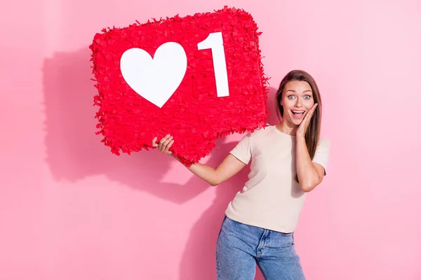 Foto Menina Positiva Surpreso Segurar Grande Como Colagem Mão Toque — Fotografia de Stock