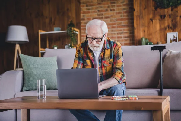 Photo Busy Confident Retired Man Dressed Plaid Shirt Spectacles Sitting — Stock Photo, Image