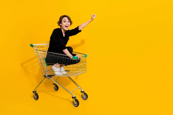 Foto Señora Divertida Impresionada Use Camisa Negra Montando Bandeja Elevando — Foto de Stock