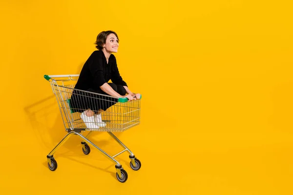 Foto Excitado Impressionado Senhora Desgaste Preto Camisa Equitação Compras Bandeja — Fotografia de Stock