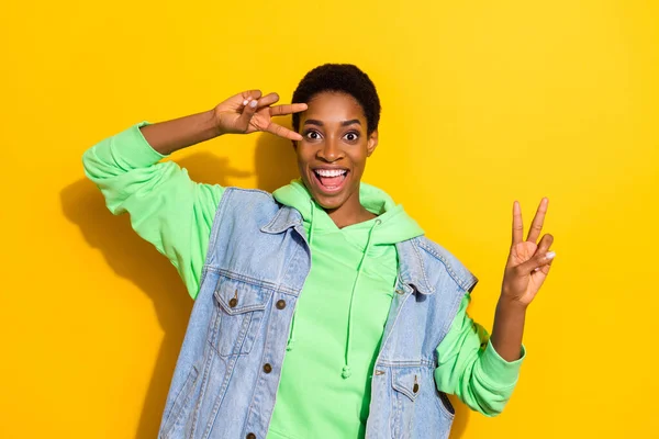 Foto Rolig Positiv Person Två Händer Fingrar Gör Tecken Nära — Stockfoto