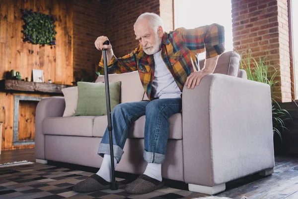 Foto Cansado Chateado Homem Pensionista Desgaste Tentando Sofá Andando Cana — Fotografia de Stock