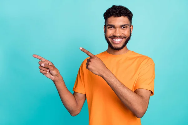 Turuncu Tişörtlü Sevimli Heyecanlı Bir Adamın Gülümseyen Iki Parmağı Boş — Stok fotoğraf