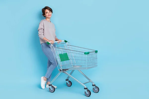 미녀가 쇼핑하는 모습을 사진은 파란색 배경에 고립된 셔츠진 신발을 착용하고 — 스톡 사진