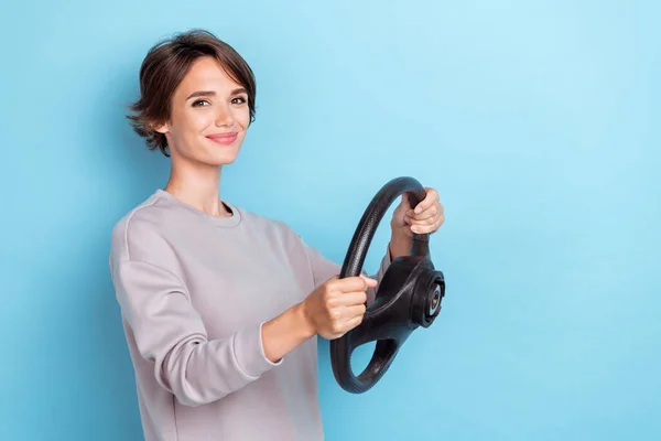 Retrato Menina Otimista Com Penteado Bob Desgaste Pulôver Cinza Segurar — Fotografia de Stock