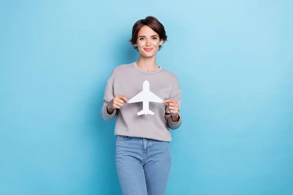 Kısa Saçlı Genç Bayanın Fotoğrafı Uçağı Tutun Mavi Arka Planda — Stok fotoğraf