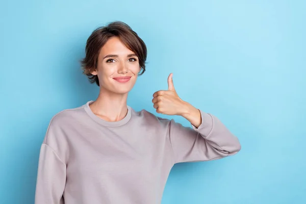 Foto Glad Kvinne Med Grå Genser Som Viser Tommel Fin – stockfoto