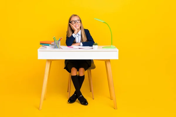 Volledige Foto Van Dromerig Schoolmeisje Met Blond Haar Dragen Blauwe — Stockfoto