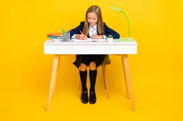 Volledige Lengte Foto Van Mooi Meisje Leerling Zitten Achter Tafel — Stockfoto