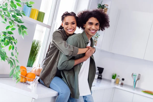 Foto Van Charmante Vrolijke Paar Tijd Doorbrengen Samen Keuken Kamer — Stockfoto