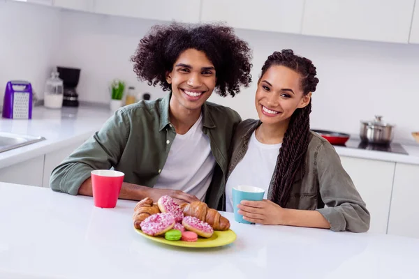 Retrato Alegres Hermanos Buen Humor Disfrutan Del Fin Semana Por — Foto de Stock