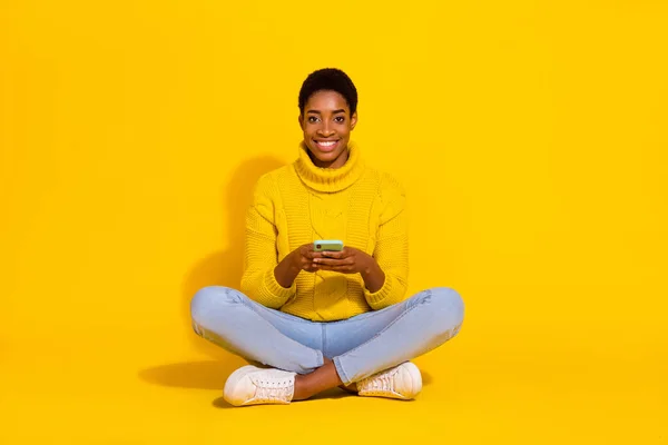 Retrato Chica Alegre Atractiva Sentada Usando Dispositivo Gadget App Web —  Fotos de Stock