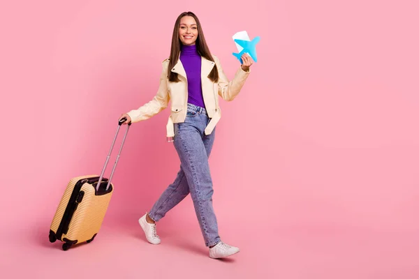 Full Size Foto Der Süßen Dame Mit Valise Hold Plane — Stockfoto