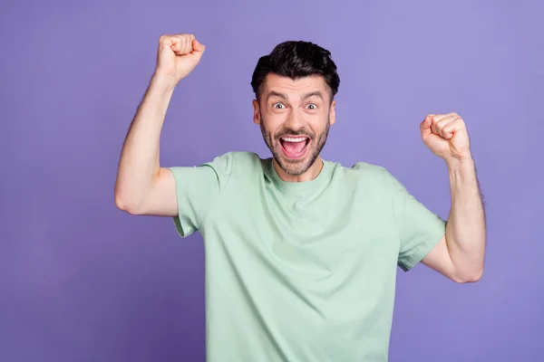 Portrét Veselý Dojem Vzrušený Muž Brunet Účes Oblečený Tričko Extatické — Stock fotografie