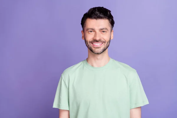 Portrét Přátelské Spokojený Pohledný Muž Brunet Účes Oblečený Tričko Zubní — Stock fotografie