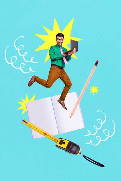 垂直コラージュイラストの興奮した肯定的な男ジャンプ使用Netbook大きなコピーブック鉛筆定規孤立した絵の背景 — ストック写真
