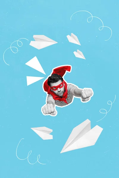 自信而勇敢的超人举起拳头的垂直拼贴肖像 用蓝色背景隔开飞行的纸飞机 — 图库照片