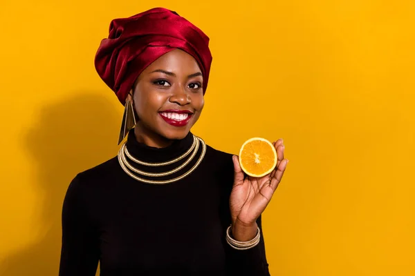Porträtt Positiva Flicka Grepp Visar Halv Apelsin Citrus Vitamin Isolerad — Stockfoto