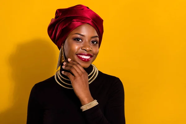 Porträtt Vacker Nöjd Flicka Hand Beröring Ansikte Slitage Nigeria Outfit — Stockfoto