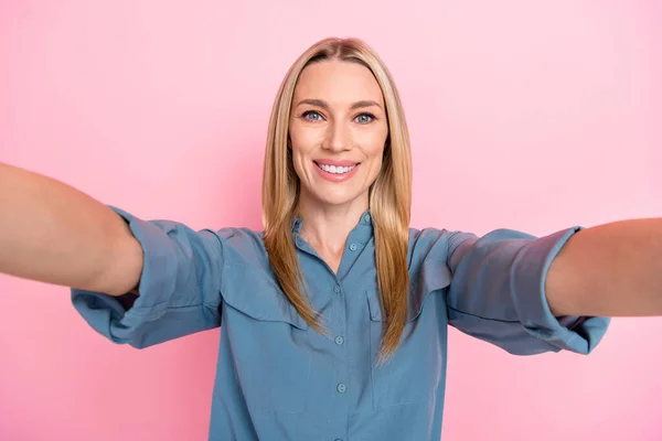 Foto Von Schönen Mädchenhaft Optimistisch Wunderschöne Nette Frau Gekleidet Blaues — Stockfoto