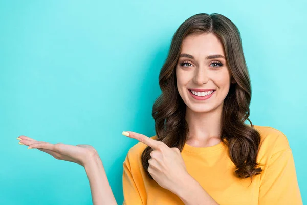 Retrato Encantadora Chica Buen Humor Dulce Desgaste Amarillo Camiseta Palma — Foto de Stock