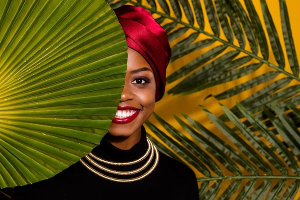 Retrato Senhora Alegre Positiva Folhas Verdes Tampa Olho Kenya Headwear — Fotografia de Stock