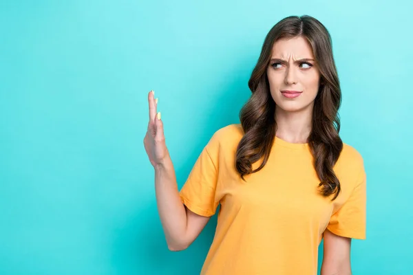 Foto Van Zoet Stemmig Meisje Gekleed Geel Shirt Stijgende Arm — Stockfoto