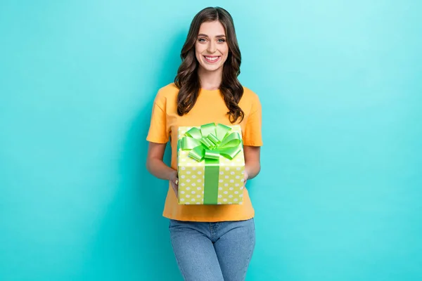 Zdjęcie Młodej Atrakcyjnej Ładna Piękna Kobieta Nosić Pomarańczowy Shirt Dżinsy — Zdjęcie stockowe